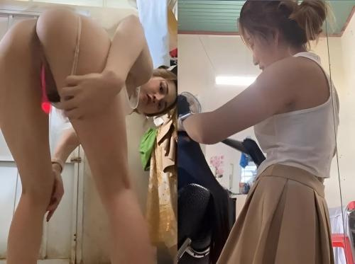 La empleada insertó un vibrador en su coño y peinó al cliente