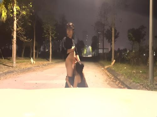 Semasa berjalan, saya meminta untuk menghisap batang saya